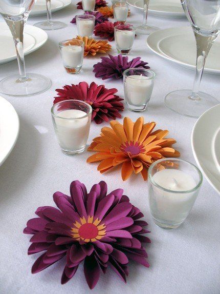 This with coral gerbera daisies? hmmm... Have to figure out a way to keep them in water tho... Simple Table Decorations, Simple Table Settings, Simple Centerpieces, Simple Table, Table Centers, Deco Table, Iftar, Beautiful Table, Ikebana