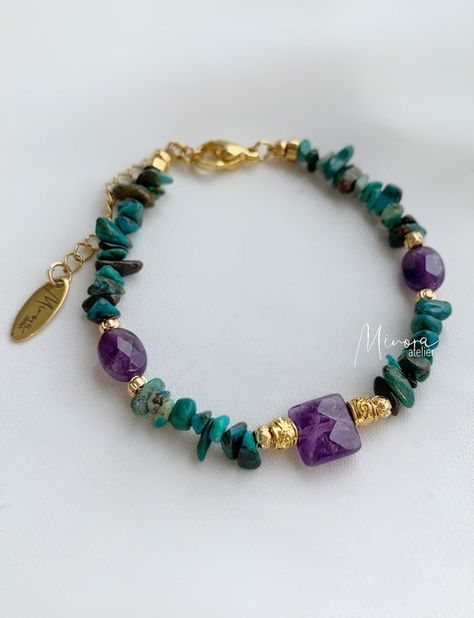 Stone Bracelet Ideas, Chip Bead Jewelry, Stretch Beaded Bracelets Diy, L Names, Semi Precious Stone Bracelet, Stone Bead Jewelry, Handmade Boho Jewelry, Stone Bracelets, Handmade Jewelry Bracelets