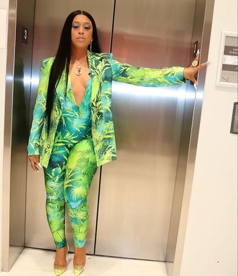 Trina Rapper, Versace Shades, Long Straight Black Hair, Saturday Fashion, Straight Black Hair, Kobe Bryant Black Mamba, High Fashion Outfits, Celebrity Look, Elegant Outfit