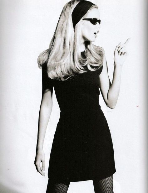 Retro Eyeliner, Fashion 60s, Fashion 80s, Model Aesthetic, Claudia Schiffer, 40s Fashion, Fashion Portfolio, Jane Birkin, Stil Inspiration