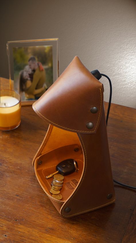 Leather Products Ideas, Leather Projects Ideas, Small Leather Projects, Leather Gift Ideas, Leather Home Decor, Lamps Minimalist, Leather Bedside Table, Leather Lamp, Sac En Cuir Diy