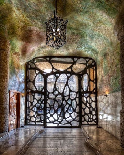 The beautiful entry to Antoni Gaudi's Casa Milà 'La Pedrera' in Barcelona Spain 📷 by W.Brian Duncan #architecture #casamila #lapadrera #gaudi #antonigaudí #barcelona #spain #picoftheday #designdautore Art Nouveau Arquitectura, Antoni Gaudí I Cornet, Gaudi Architecture, Gaudi Barcelona, La Pedrera, Antonio Gaudí, Barcelona Apartment, Art Nouveau Architecture, Antoni Gaudi