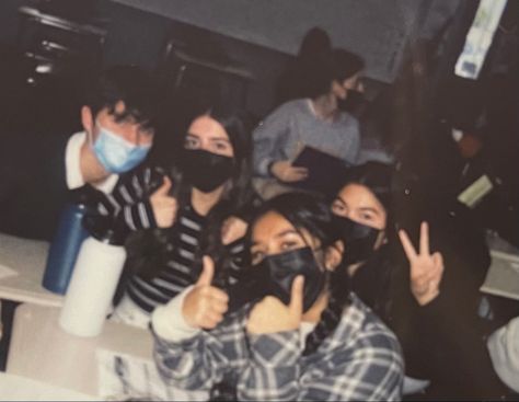 School Aesthetic Classroom Friends, Manifesting Pics, Friendgroup Aesthetic, Class Friends, Boba Time, Highschool Au, Rita Skeeter, Aesthetic Polaroid, Friends School