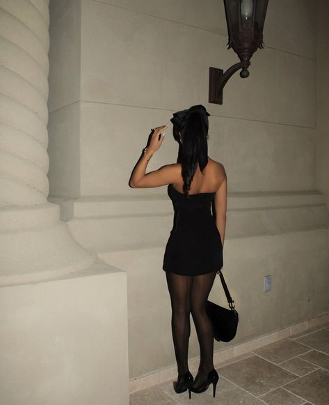 Black Bow Hairstyles, Tube Dress Outfit Classy, Black Dress With Stockings Outfit, Black Tube Dress Outfit, Black Evening Outfit, Black Cocktail Outfit, Hairstyles Date Night, Tube Dress Outfit, Black Tube Top Dress