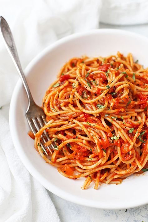 Spaghetti And Vegetables, Tomatoe Spaghetti, Pomodoro Sauce Recipe, Zucchini Noodles Spaghetti, Pomodoro Pasta, Spaghetti With Tomato Sauce, Pasta Sauce Recipes Tomato, Pomodoro Sauce, Food Spaghetti