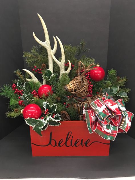 Christmas Decorated Antlers, Christmas Decor With Deer Antlers, Deer Antler Christmas Decor, Christmas Basket Decor, Antler Christmas Decor, Toolbox Ideas, Diy Christmas Baskets, Christmas Deer Decorations, Antler Decor