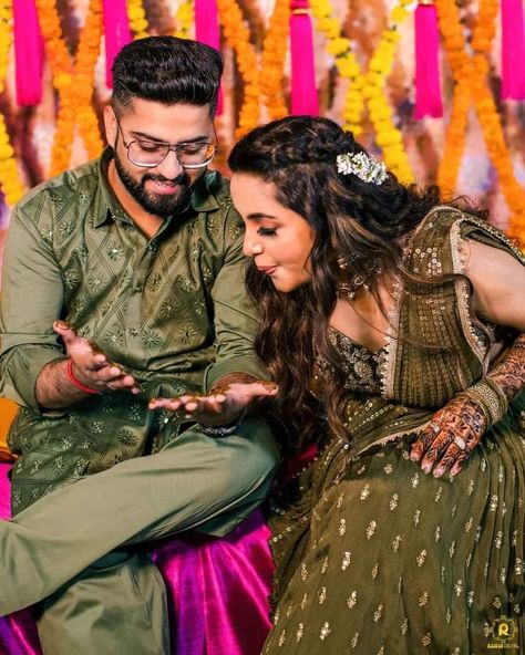 Mehndi Boy Photo, Mehendi Poses For Couple, Groom Mehandi Photoshoot, Bhai Bhen Photo, Mehandi Poses For Groom, Dulha Mehandi Pose, Mehandi Couple Poses, Couple Mehndi Poses, Groom Mehendi Photoshoot