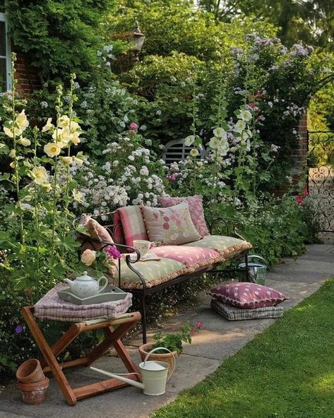 Victorian Garden Furniture, Summer House Interiors, Garden Sitting Areas, Shabby Chic Garden, Outdoor Living Rooms, Mediterranean Garden, Romantic Garden, Garden Seating, Garden Cottage