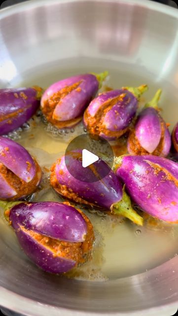 Brinjal Recipes Indian, Brinjal Recipes, Non Veg Recipes, Onion Curry, Brinjal Curry, Vegetarian Fast Food, Gujarati Recipes, Interesting Food, Curries