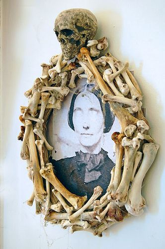 Halloween style! Halloween DIY!! Homemade photo frame made from Halloween skeleton bones and a small skull! Too cool! Or for a Halloween wreath for the front door! Creepy Halloween Diy, Diy Halloween Wreath, Bone Crafts, Adornos Halloween, Halloween Tattoo, Halloween Wreaths, Bone Art, Halloween Snacks, Creepy Halloween