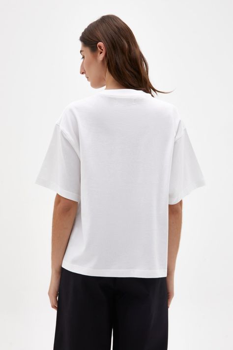 An elevated take on an everyday essential, the Established Tee features minimalist branding across the chest. Mockup Ideas, White Tshirt Women, Minimalist Branding, Assembly Label, Facebook Style, Print Mockup, Linen Tshirts, Ladies Dresses, Clothing Mockup