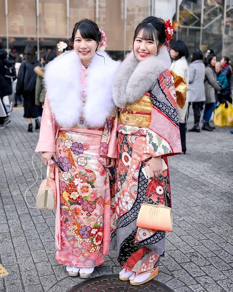 @Tokyo Fashion: Beautiful traditional Japanese furisode kimono on the streets of Shibuya, Tokyo…. Winter Kimono Outfit, Clothes In Japanese, Japan Fashion Casual, Japan Winter Fashion, Japanese Fashion Women, Moda Kimono, Japan Dress, Furisode Kimono, Winter Kimono