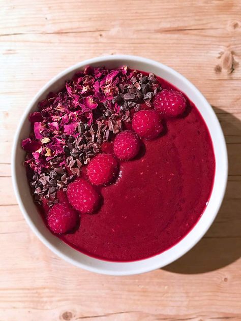 Red Velvet Smoothie Bowl Recipe – The Healthy Chef Red Velvet Smoothie, Velvet Cupcake Recipe, Green Smoothie Girl, Red Velvet Cupcakes Recipe, Red Smoothie, Red Velvet Cupcake, Smoothies For Kids, Health Spa, Smoothie Prep