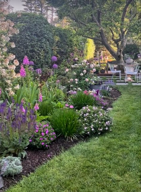 The enchanting world of cottage style gardening Cottage Garden Borders, Diy Garden Decor Projects, Simple Garden, Front Yard Garden Design, Aesthetic Garden, Cottage Garden Design, Garden Decor Projects, Patio Garden Design, Garden Shrubs