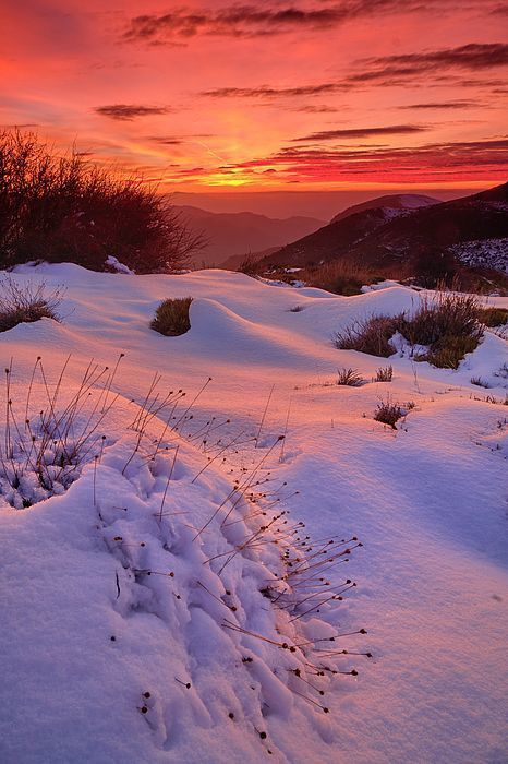 "Snow Sunset" Sierra Nevada Mountain Range. Sunset Snow, Aesthetic Mountains, Mountain Aesthetic, Mountains Aesthetic, Mountains Snow, Snow Mountains, Nevada Mountains, Winter Mountain, Winter Sunset