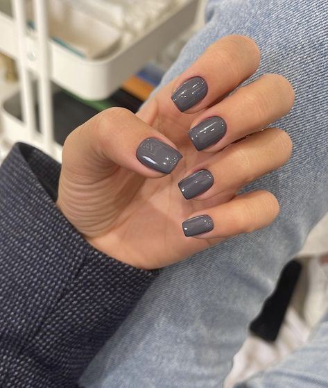 Round Grey Nails, Purplish Gray Nails, Squoval Dark Nails, Autumn Grey Nails, Gel Real Nails Ideas, Gray Nail Polish Ideas, Cold Weather Nail Colors, Short Gray Nails With Design, Light Grey Dip Powder Nails