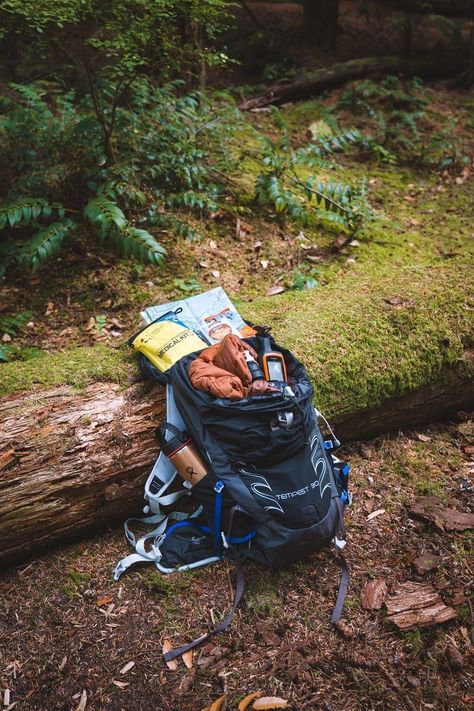 Outdoor Adventure Aesthetic, Hiking Gear Men, Packing Backpack, Hiking Pose, Backpacking Aesthetic, Man Hiking, Backpacking Backpack, Beginner Hiking, Hiking Bags