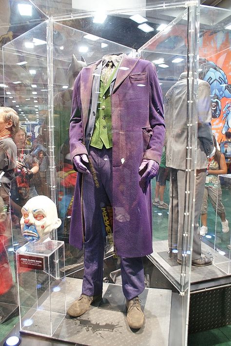 Heath Ledger's Joker costume. Joker Suit, Joker Heath Ledger, Joker Comic, Joker Heath, Joker Costume, The Dark Knight Trilogy, Heath Ledger Joker, Art Attack, Heath Ledger