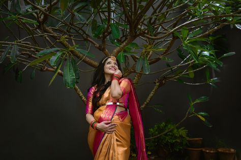 Maternity Photoshoot Poses In Saree, Maternity Shoot Traditional, Maternity Photography Saree Poses, Maternity Photography Traditional, Valakappu Photos, Baby Shower Poses Mom, Saree Maternity Photoshoot, Maternity Shoot In Saree, Traditional Maternity Shoot