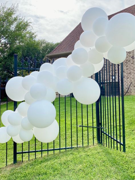 Balloon Garland On Fence, Fence Balloon Decor, Balloons On Fence, Garland On Fence, White Balloon Garland, Skating Party, Roller Skating Party, Balloon Installation, Balloon Ideas