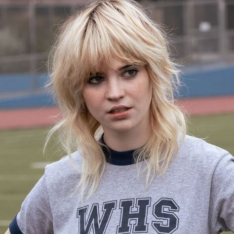 Aesthetic Hairstyles haircut grunge emo dye soft wolfcut fairycore academia photo simple mullet hair dark black bluev Lesbian Haircut Long, Soft Wolfcut, Natalie Scatorccio, Lesbian Haircut, Yellow Blonde Hair, Mullet Hair, Androgynous Haircut, Yellow Blonde, Aesthetic Hairstyles