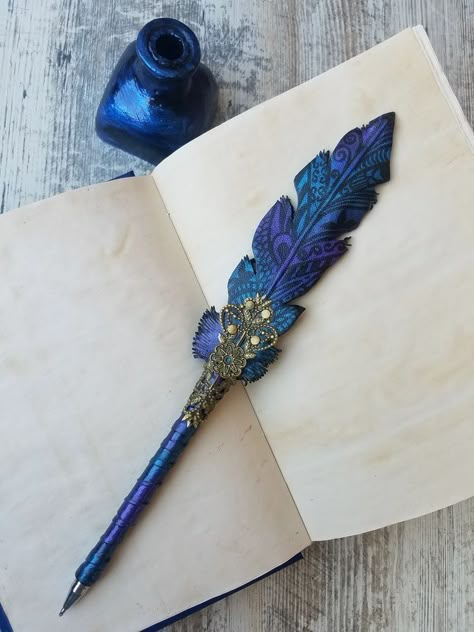 Harry Potter Quill Pen, Feather Pens, Magic Ritual, Feather Quill Pen, Stile Harry Potter, Magic Pen, Quill And Ink, Fancy Pens, Feather Quill