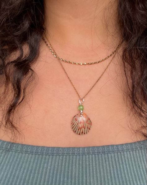 Sea shell necklace Sea Shell Pendant, Diy Seashell Necklace, Sea Shell Jewelry Diy, Shell Necklace Aesthetic, Seashell Necklace Diy, Beachy Necklaces, Shell Necklace Diy, Seashell Creations, Beachy Necklace