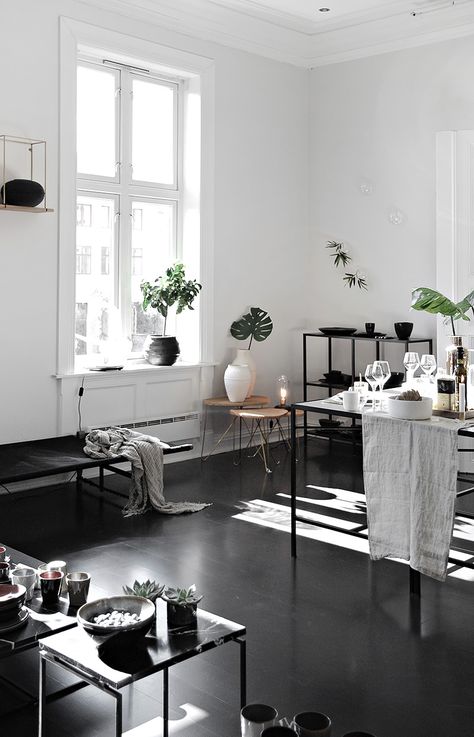 Only Deco Love: Press Breakfast at Woods Agentur Black Floor Apartment, Living Room With Black Flooring, Black Flooring Interior, Black Floor Salon, White Walls Black Floors, All Black Home Decor, Black Floors Living Room, Black Floor Interior, Dark Wood Floor Interior