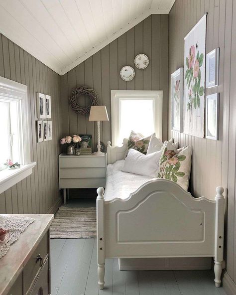 Monica Fjeld, Small Cottage Interiors, Minimalist Bedroom Decor, Cottage Bedroom, Cottage Interiors, Tiny Bedroom, Hus Inspiration, Minimalist Bedroom, New Room