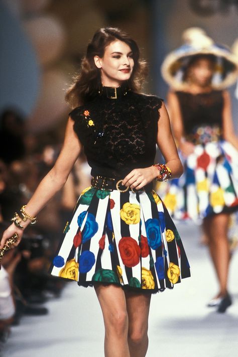 Linda Evangelista - CHANEL Runway Show RTW F/W 1988 80s Runway Fashion, Look 80s, Decades Of Fashion, Models 90s, Runway Fashion Couture, Original Supermodels, Linda Evangelista, Vestidos Vintage, Vintage Chanel