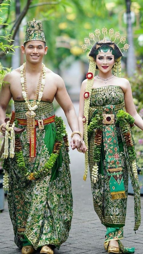 Traditional Indonesian Clothing, Indonesian Traditional Clothes, Indonesian Clothes, Indonesian Clothing, Javanese Wedding, Batik Clothing, Indonesian Wedding, Model Kebaya, Group Project