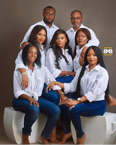 Summer Colors For Family Pictures, African Family Photoshoot Ideas, Large Family Portrait Poses, Choir Photoshoot, Family Photoshoot Black People, Black Family Portrait Ideas, Black Family Photoshoot, Shooting Photo Famille, Adult Family Photos