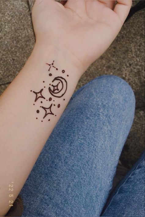 Simple Henna Art Designs, Easy Begginer Henna Designs, Simple Henna Tattoo Aesthetic, Henna Aesthetic Tattoo, Henna Designs For Eid Simple, Super Easy Henna Designs For Beginners, Henna Tattoo Designs Simple Aesthetic, Easy Hannah Tattoos, Cute Hand Designs