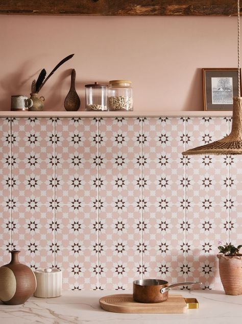 Pink Kitchen Walls, Small Bedroom Style, Quirky Kitchen, Retro Appliances, Kitchen Colour Schemes, Pink Tiles, Brown Kitchens, Pink Kitchen, Pink Interior