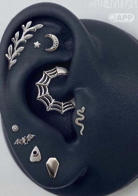 Ear Piercings Gothic, Goth Earring Stack, Gauges With Second Piercing, Uncommon Piercings, Ear Piercing Ideas Grunge, Room Piercing, Snake Bite Piercing Ear, Peircings Earring Ideas, Alt Piercings