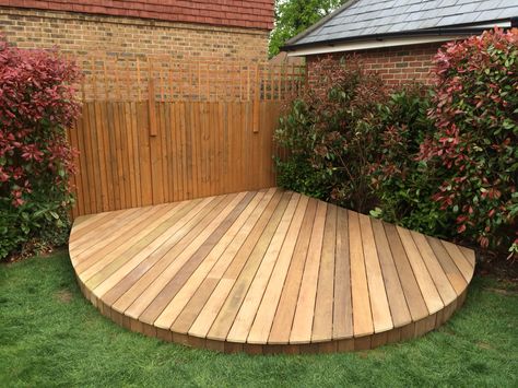 Curved Decking Ideas Garden, Round Decking Ideas, Curved Decking Ideas, Half Circle Patio, Semi Circle Patio, Curved Decks, Corner Patio Ideas, Curved Decking, Deck Around Trees