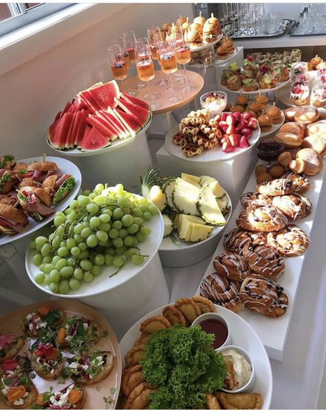 Baguette Brunch Ideas, Large Party Food Ideas Buffet, Womens Brunch Decoration, Center Piece For Birthday Party Women Flowers, House Party Food Display, Bruch Birthday Idea, Bruch Idea Birthday Decoration, Brunch Display Ideas, Brunch Housewarming Party