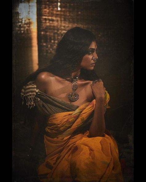 Pic Talk: An Enticing Tribal Beauty Is Here | Gulte - Latest Andhra Pradesh, Telangana Political and Movie News, Movie Reviews, Analysis, Photos Malavika Mohanan, Vintage Photoshoot, Glam Photoshoot, Indian Photoshoot, Saree Photoshoot, Indian Photography, Indian Aesthetic, Brown Girl, Look Vintage