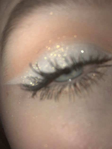 Makeup For Upturned Almond Eyes, Glittery Makeup Ideas, Make Up Tricks, Baby Belle, Swag Makeup, Smink Inspiration, Ethereal Makeup, Belle Beauty, Dope Makeup