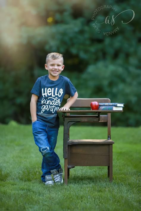 1st Day Of School Photoshoot, Homeschool School Pictures Ideas, Back To School Minis Photo Shoot Ideas, Back To School Photos With Desk, Back To School Session Photo Shoot, Outdoor Back To School Pictures, Preschool Photography School Pictures, Back To School Poses Picture Ideas, 1st Grade Photo Shoot