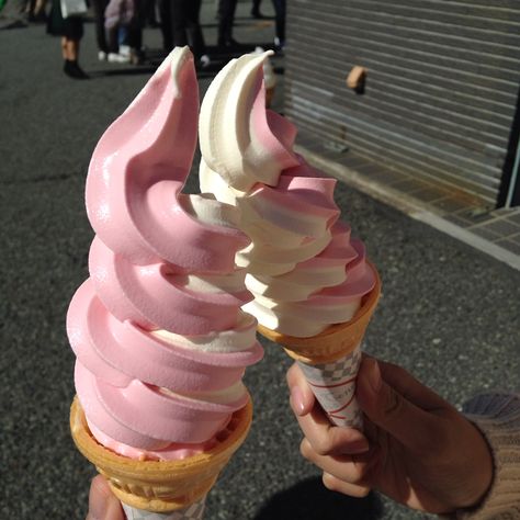 One of my favourites :)) ICE-CREAM :) the mixture of vanilla and strawberry flavour in one cone is absolutely amazing :))) Vanilla And Strawberry Ice Cream, Strawberry Ice Cream Cone, Ice Cream Waffle Cone, Ice Cream Swirl, Pretty Desserts, Fav Food, Flavor Ice, Waffle Cones, Strawberry Ice Cream