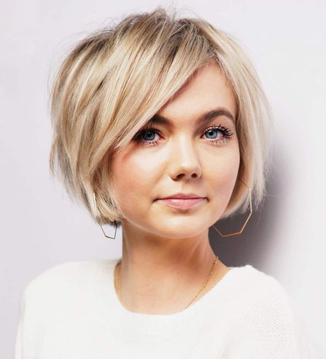 The Top 20 Flattering Side Bangs Hairstyles Trending in 2021 Short Hair 40, Easy Short Haircuts, Κούρεμα Bob, Chin Length Haircuts, Stacked Haircuts, Chin Length, Chin Length Hair, Bob Haircuts For Women, Edgy Hair