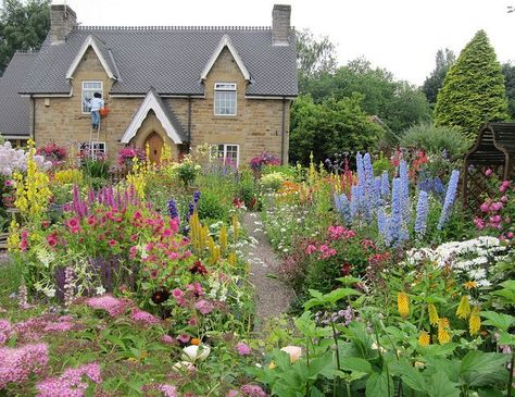 English Cottage Gardens | English Cottage Garden (2) | Flickr - Photo Sharing! English Garden Front Yard, Cottage Garden Patio, Cottage Garden Plan, Cottage Garden Borders, Yard Inspiration, Edible Gardening, English Garden Design, Country Gardens, Cottage Garden Plants