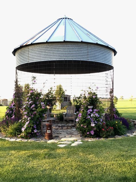 Old Corn Crib Ideas, Corn Crib Aviary, Grain Bin Greenhouse, Outdoor Silo Gazebo, Old Silo Ideas, Silo Greenhouse, Grain Bin Fire Pit, Corn Crib Gazebo Ideas, Corn Crib Ideas