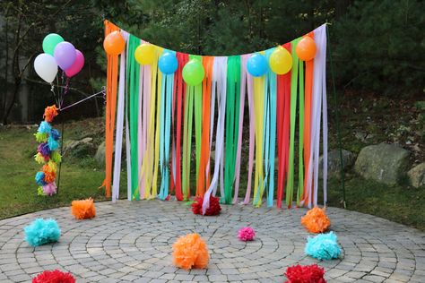 Kids Photobooth Idea Diy, Photo Booth Backdrop Balloons, Streamers And Balloons Decorations, Field Day Photo Booth Backdrop, Carnaval Photobooth, Party Streamer Ideas, Photobooth Backdrop Birthday, Backdrop Streamers, Diy Photobooth