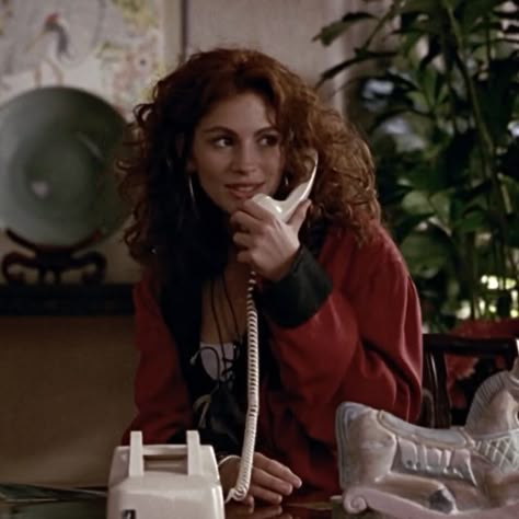 Julia Roberts Hair, Pretty Woman Movie, 90s Hairstyles, On The Phone, Julia Roberts, Curly Hair Cuts, Dream Hair, Iconic Women, Pretty Hairstyles