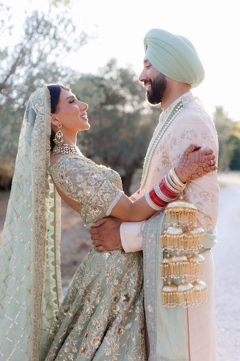 “Whether there are tears of joy or playful moments, weddings are full of authentic emotions. The idea is to blend in with the guests.” says Khush photography expert @photographybygagan⁠ ⁠ Photography: @photographybygagan⁠ Mehndi: @rang.the.colour.of.love Bride’s outfit: @manishmalhotraworld⁠ Jewellery: @reddotjewels ⁠ Choora & Kaleeras: @chotteylalsons⁠ Groom’s accessories: @qbikofficial⁠ Sikh Wedding Photography, Bride Groom Photoshoot, Indian Wedding Poses, Groom Photoshoot, Bride And Groom Outfits, Indian Bride Outfits, Bride Photography Poses, Wedding Photoshoot Poses, Indian Wedding Photography Poses