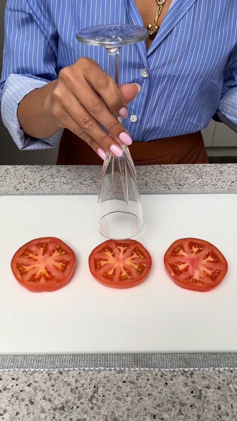 The Shaba Kitchen | Now I only make tomatoes like this 😍 | Instagram Tomato Recipes Healthy, The Shaba Kitchen, Kitchen Hacks Food, Appetizers Easy Finger Food, Läcker Mat, Health Dinner Recipes, Delicious Snacks Recipes, Breakfast Recipes Casserole, How To Make Breakfast