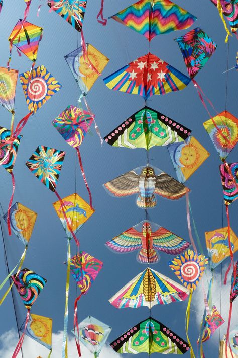 Gujarat, India, hosts an annual International Kite Festival to mark the end of winter and beginning of summer. "Uttarayan" features kite competitions in which participants attempt to cut the strings of other kites. Kite Festival Indian, Kite Aesthetic Photography, Kite Flying Photography India, Kite Aesthetics, Kites Aesthetic, Kite Designs Ideas, Kite Aesthetic, Kite Festival Photography, Kite Ideas