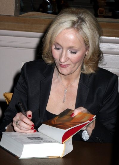 J.K. Rowling's 'Open Book Tour' concludes as schoolchildren from 40 New York City public schools attend an autograph signing at Carnegie Hall Book Tour Aesthetic, Best Selling Author Aesthetic, Book Signing Aesthetic, Author Aesthetic, Writer Aesthetic, Author Dreams, Life Reference, Life Calling, Signing Autographs